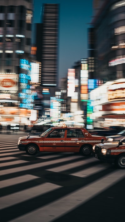 Through the structure of the selective focus photography of the vehicle at night
